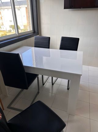 Mesa cocina // comedor blanca brillante