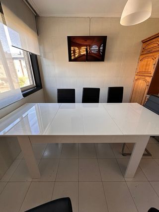 Mesa cocina // comedor blanca brillante