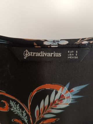 Blusa estampada satinada de Stradivarius