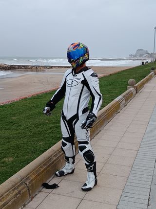 Mono y guantes Spyke.botas alpinestars
