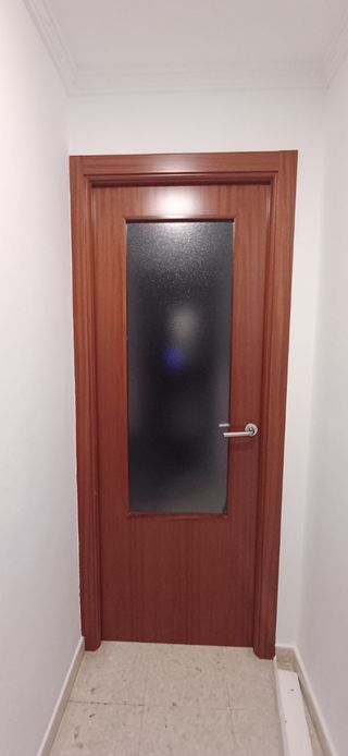 Puerta con tapajuntas 72,5
