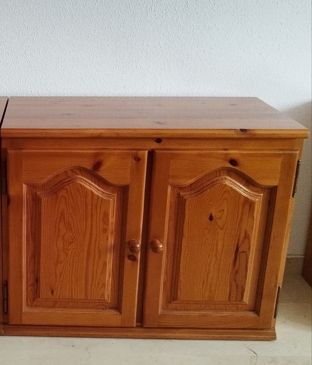 Mueble bajo pino macizo