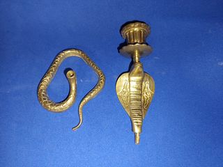 CANDELABRO DE LATON FORMA DE COBRA