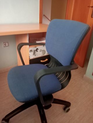 Escritorio y silla.