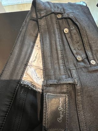 Pantalón cuero negro y elástico pepe jeans
