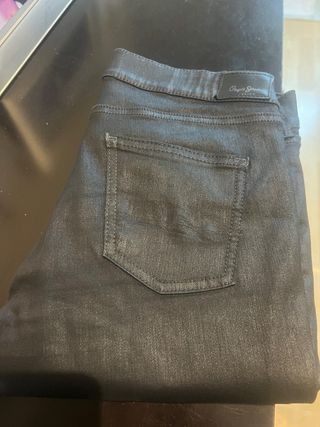 Pantalón cuero negro y elástico pepe jeans