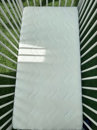 Cuna ikea y trona ( regalo humidificador aparte)