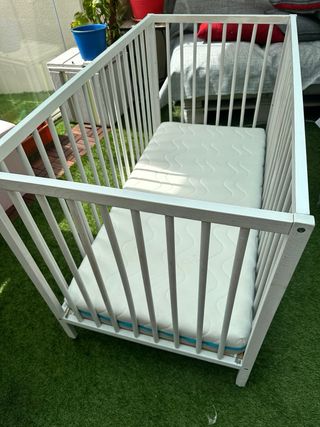 Cuna ikea y trona ( regalo humidificador aparte)