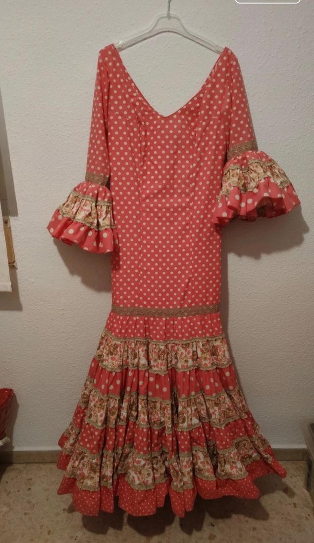 Traje de flamenca rosa coral