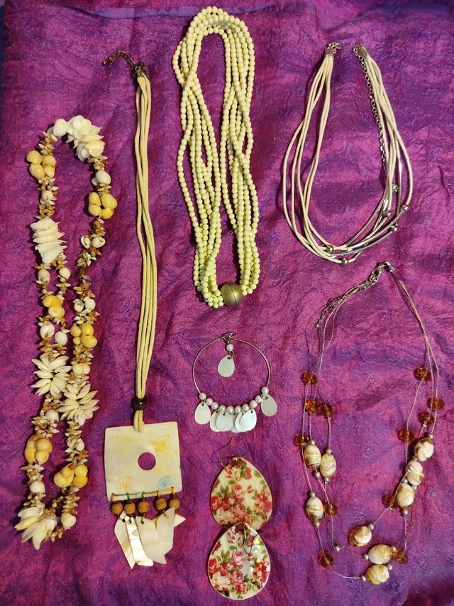 BISUTERÍA COLLARES PULSERAS PENDIENTES