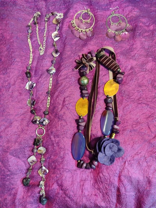 BISUTERÍA COLLARES PULSERAS PENDIENTES