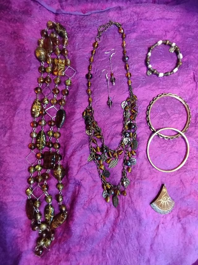 BISUTERÍA COLLARES PULSERAS PENDIENTES