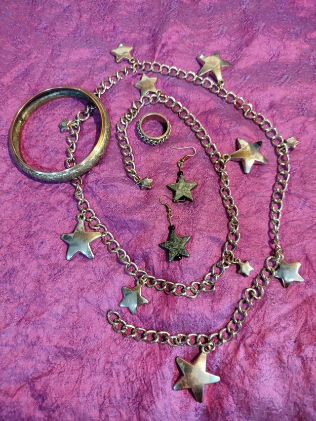 BISUTERÍA COLLARES PULSERAS PENDIENTES