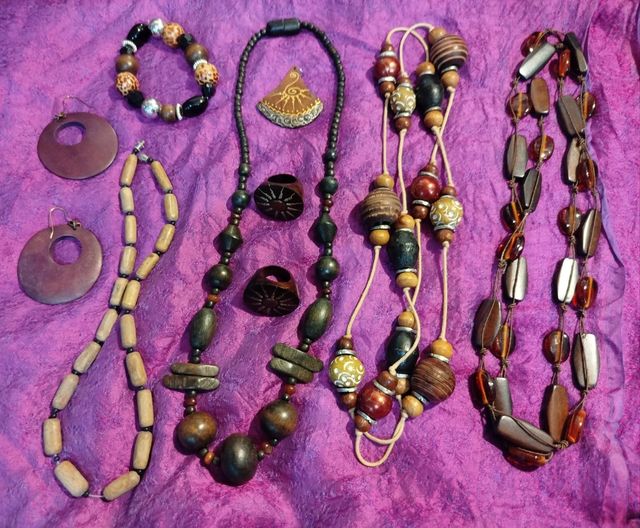 BISUTERÍA COLLARES PULSERAS PENDIENTES