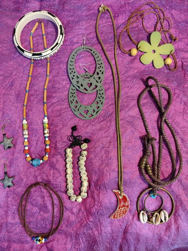 BISUTERÍA COLLARES PULSERAS PENDIENTES