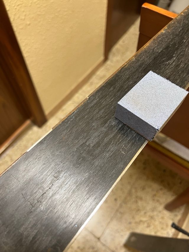 Sciolinatura e riparazione di sci e snowboard.