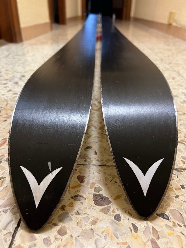 Sciolinatura e riparazione di sci e snowboard.