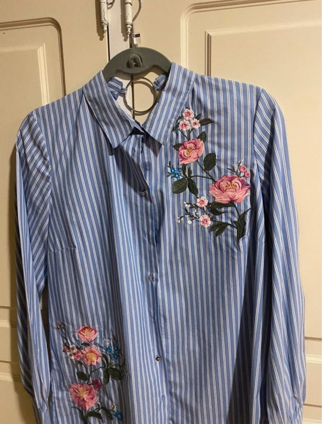 Camisa con flor bordada