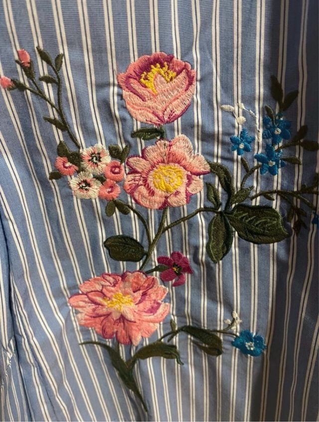 Camisa con flor bordada