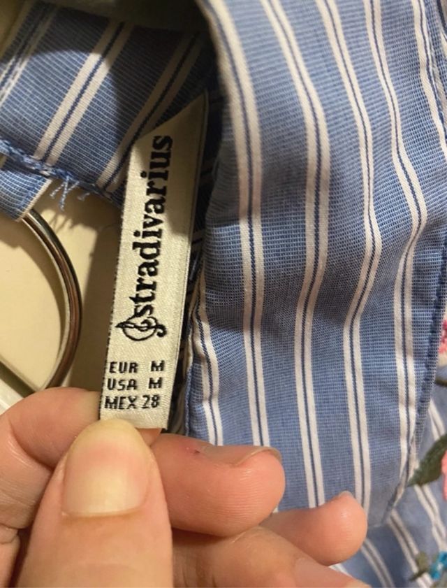 Camisa con flor bordada