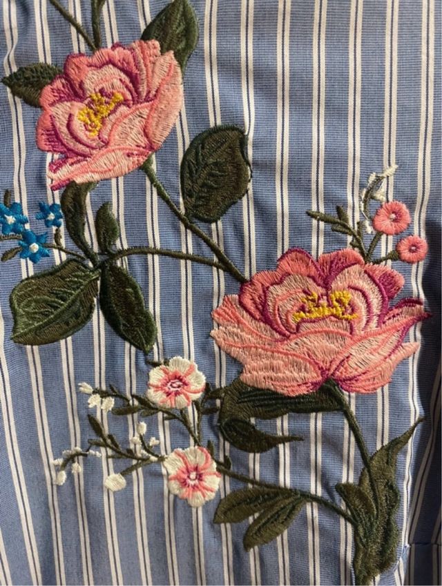 Camisa con flor bordada
