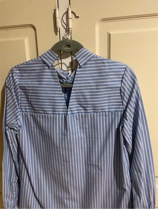 Camisa con flor bordada