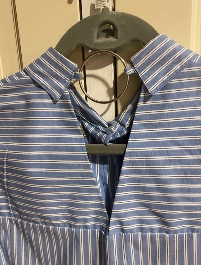 Camisa con flor bordada