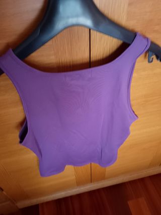 Camiseta chica de asas. Morada. Talla M 