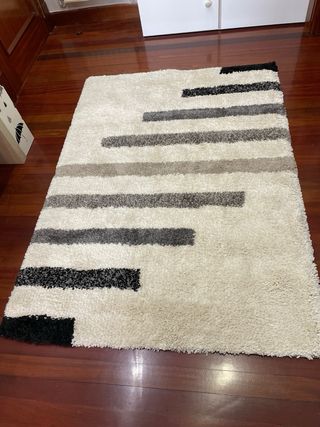 Alfombra blanca con diseño geométrico