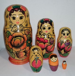 Coppia matrioske, russa e peruviana