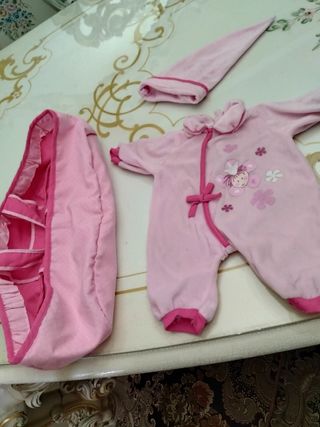 Vestito per bambole con cappellino e trasportino