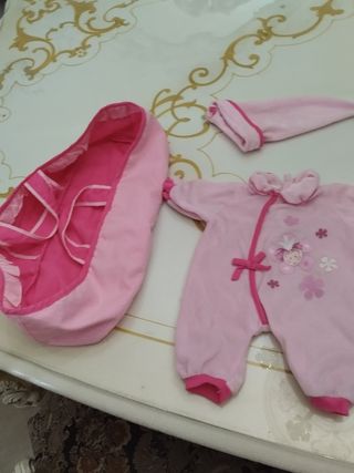 Vestito per bambole con cappellino e trasportino