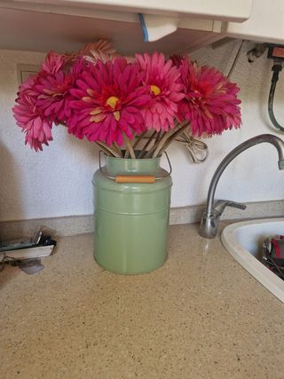 Jarrón con flores artificiales