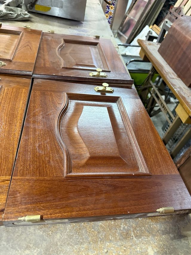 Puertas de madera nuevas para muebles empotrados