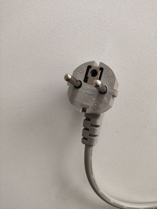 Cable de alimentación gris para dispositivos