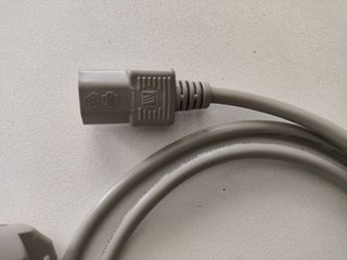 Cable de alimentación gris para dispositivos