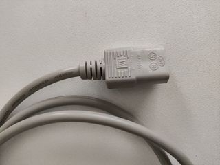 Cable de alimentación gris para dispositivos