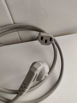 Cable de alimentación gris para dispositivos