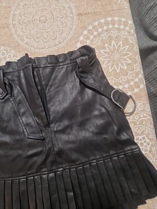Falda negra polipiel.