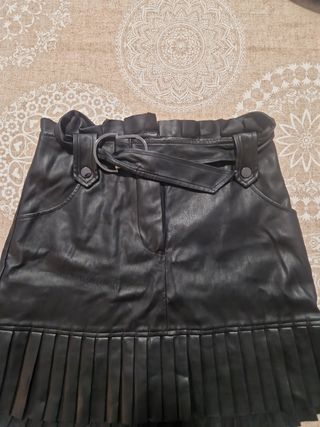 Falda negra polipiel.
