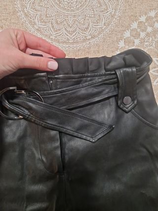 Falda negra polipiel.