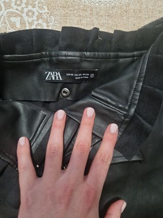 Falda negra polipiel.