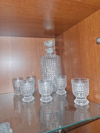 Vasos de chupito y botella de whisky