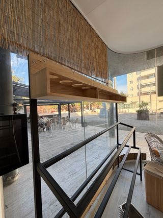 Estante de amurar, con 14 Frascos gigantes cristal