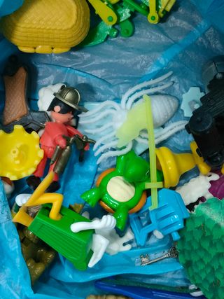 Un sacco di giocattoli per l'asilo vecchi e nuovi