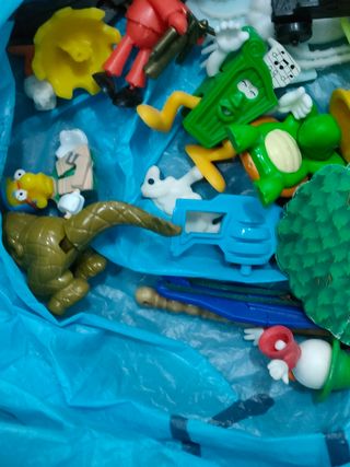 Un sacco di giocattoli per l'asilo vecchi e nuovi