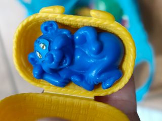 Un sacco di giocattoli per l'asilo vecchi e nuovi