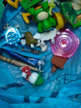 Un sacco di giocattoli per l'asilo vecchi e nuovi