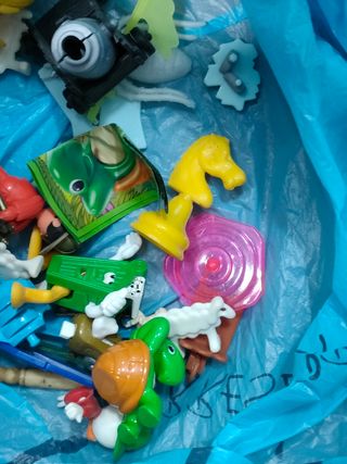 Un sacco di giocattoli per l'asilo vecchi e nuovi