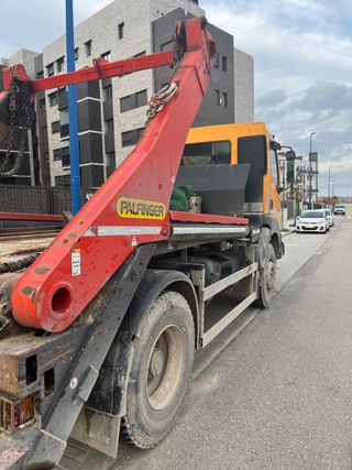 Camión portacontenedores